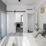 Seacarf Villa, 3 Magnificent In Beach, Bedrooms 12, Sleeps 27 Willa Lakhania