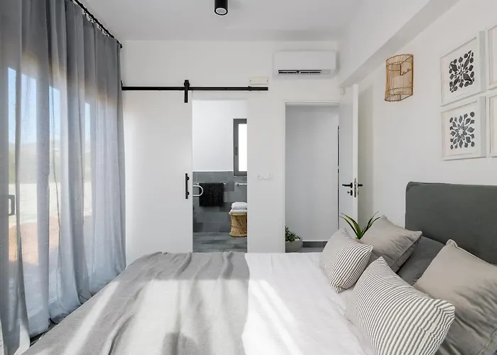 Seacarf Villa, 3 Magnificent In Beach, Bedrooms 12, Sleeps 27 Villa Lachania