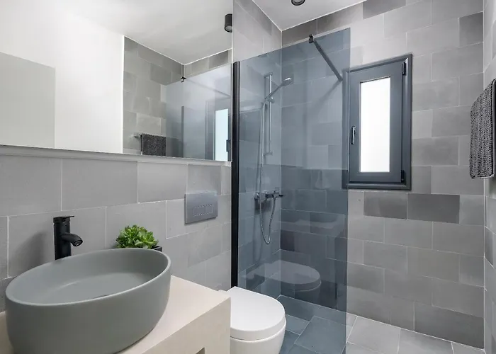 Seacarf Villa, 3 Magnificent In Beach, Bedrooms 12, Sleeps 27 라카니아